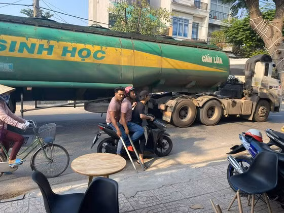 Tin nong ngay 10/1: Om binh gas doi tu sat vi me khong cho tien di choi-Hinh-7