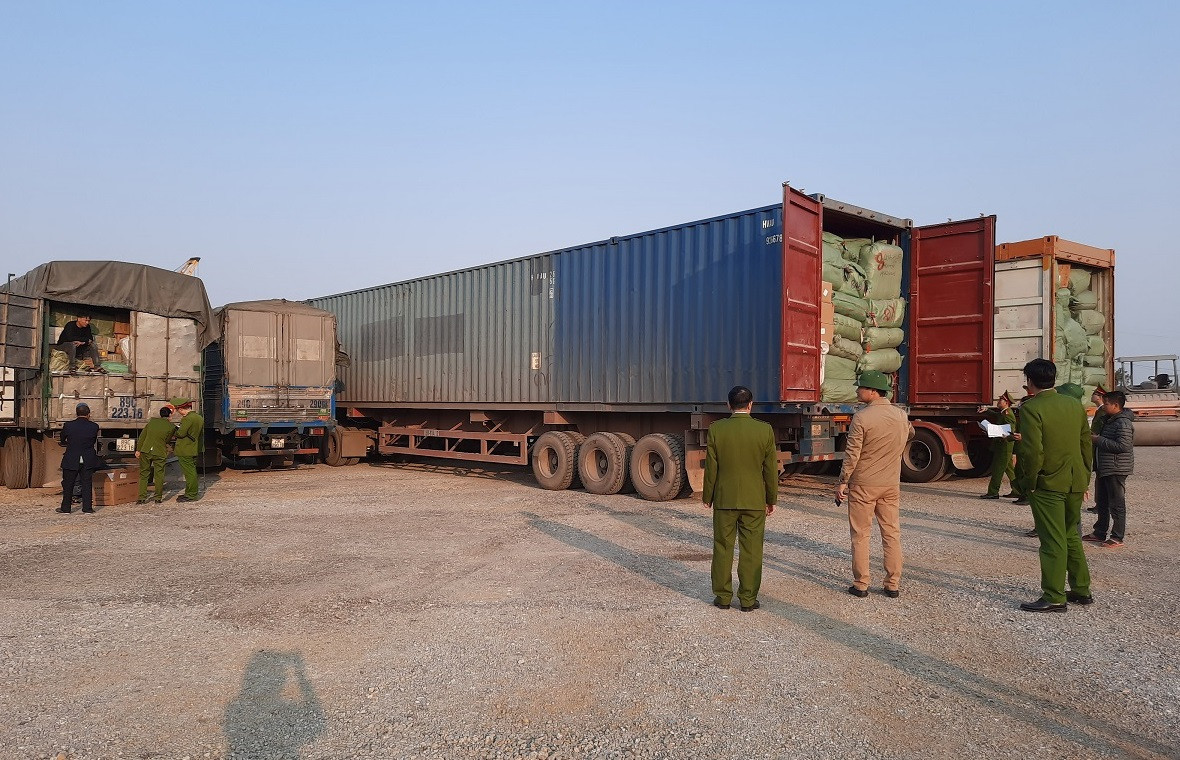 Cuc truong Hai quan Quang Ninh noi ve vu 300 tan hang nghi lau-Hinh-5