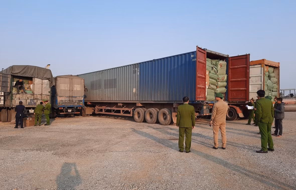 Cuc truong Hai quan Quang Ninh noi ve vu 300 tan hang nghi lau-Hinh-5