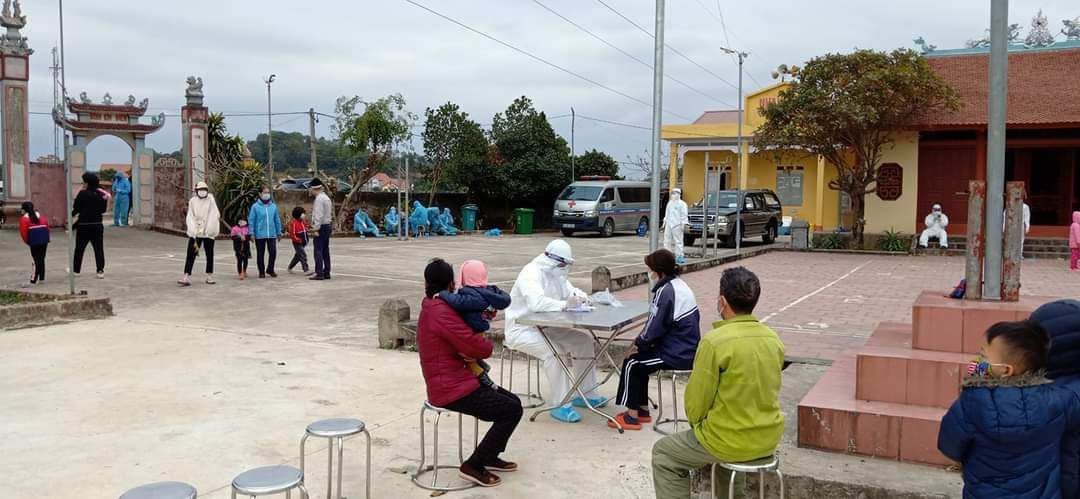 Người dân xét nghiệm COVID-19.