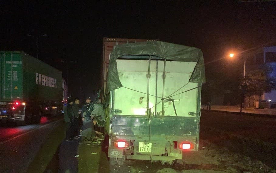 Xe tai dam duoi container dang do tren QL5, tai xe tu vong-Hinh-4