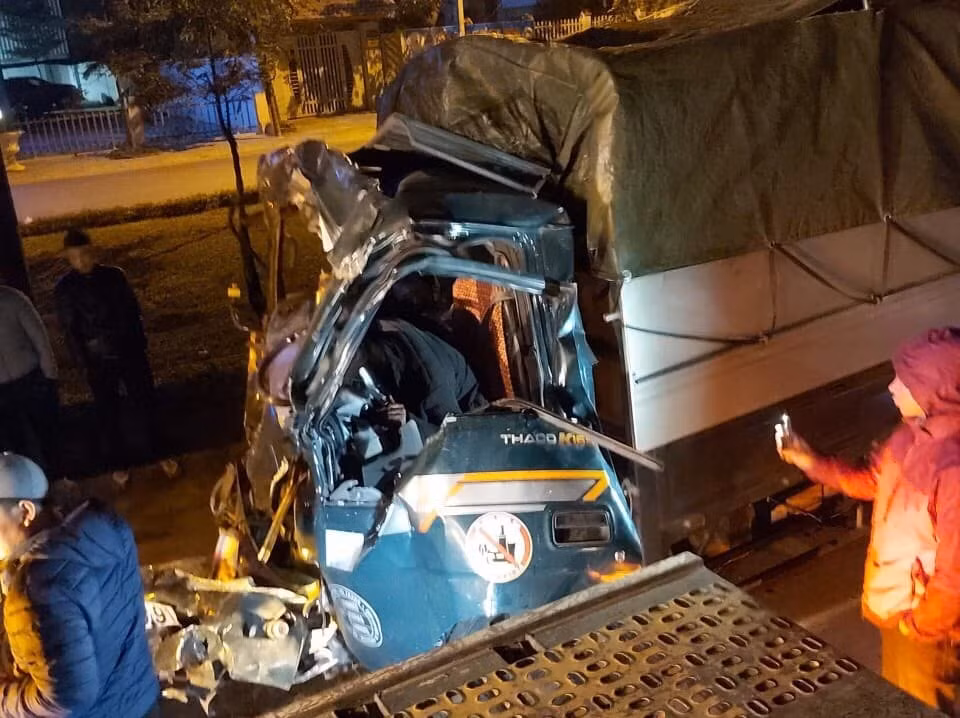 Xe tai dam duoi container dang do tren QL5, tai xe tu vong