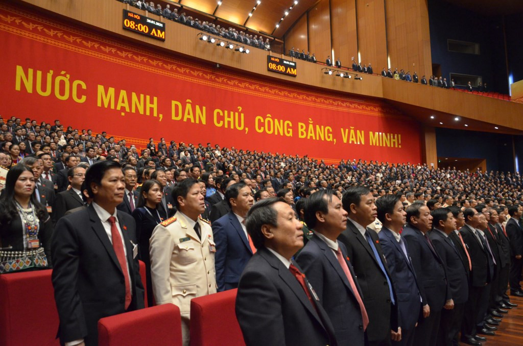 Các đại biểu thực hiện nghi lễ chào cờ.