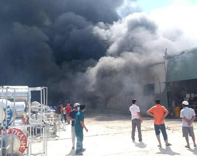  Cháy lớn Công ty thiết bị xây dựng ở Bình Dương. Đầu giờ chiều 2/1, công ty Thiên Thành Tâm chuyên buôn bán vật liệu, thiết bị xây dựng trên đường Nguyễn Văn Thành thuộc phường Định Hòa, thành phố Thủ Dầu Một, Bình Dương xảy ra vụ cháy. Ngọn lửa bất ngờ bùng phát bên trong nhà xưởng rộng khoảng 1.000 m2. Do bên trong chứa nhiều chất nhựa dễ cháy nên ngọn lửa bùng phát lan rộng, tạo thành cột khói đen cao. Lực lượng chữa cháy phải chia thành nhiều hướng để ngăn đám cháy lan rộng. Ảnh: Tiền Phong