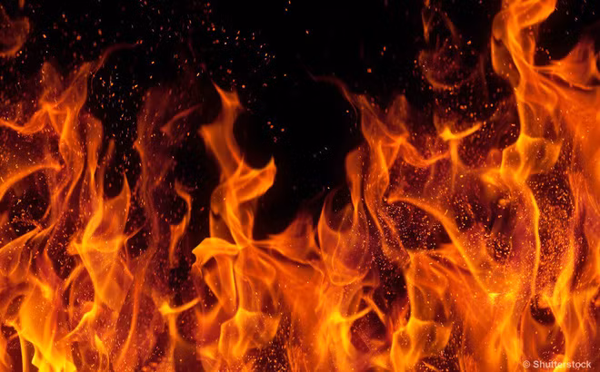  Người đàn ông tự đốt mình và con trai 7 tháng: Ngày 2/1, Bệnh viện đa khoa khu vực Cai Lậy (tỉnh Tiền Giang) cho biết bác sĩ đã chuyển bệnh nhi 7 tháng tuổi lên tuyến trên tại TP.HCM để điều trị, do bỏng nặng. Bệnh nhi bỏng 20% diện tích cơ thể. Bệnh viện cho biết, ngày 1/1, bác sĩ tiếp nhận bệnh nhi cùng với cha là H.Q.Đ. (38 tuổi, ở huyện Cai Lậy) do bỏng xăng. Sáng cùng ngày ông Đ. bất ngờ bồng con trai 7 tháng tuổi ra trước nhà. Người đàn ông này sau đó tự tẩm xăng vào người, châm lửa đốt.Gia đình phát hiện đã dập lửa, đưa hai người đến bệnh viện. Tuy nhiên, ông Đ. sau đó đã tử vong do bỏng quá nặng phần đầu, tay và chân.