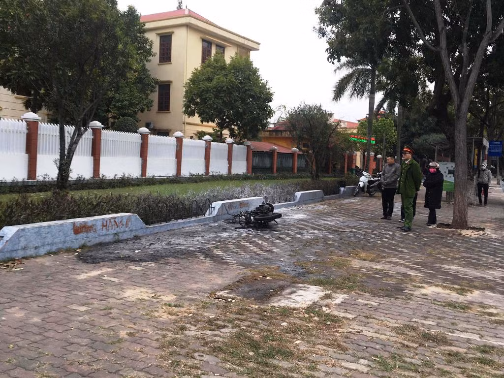 Bi CSGT dung xe xu phat, nam thanh nien dot xe mo to-Hinh-2