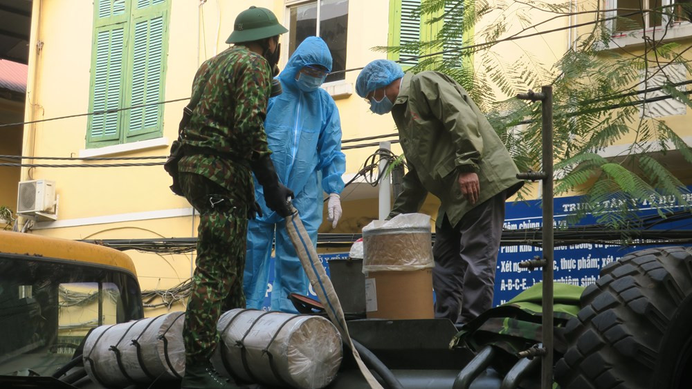 Lực lượng chức năng pha hóa chất chuẩn bị phun khử khuẩn.