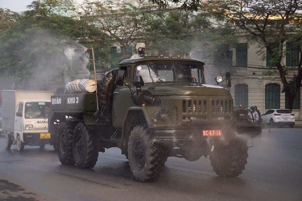 Dự kiến tuyến đường phun thuốc dài từ 350 - 400km, sử dụng khoảng 750kg hóa chất CloraminB 25% tại các tuyến phố chính trên địa bàn thành phố. 