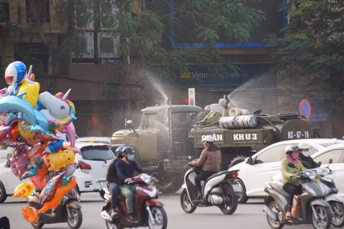 Hình ảnh xe phun hóa chất khử khuẩn.