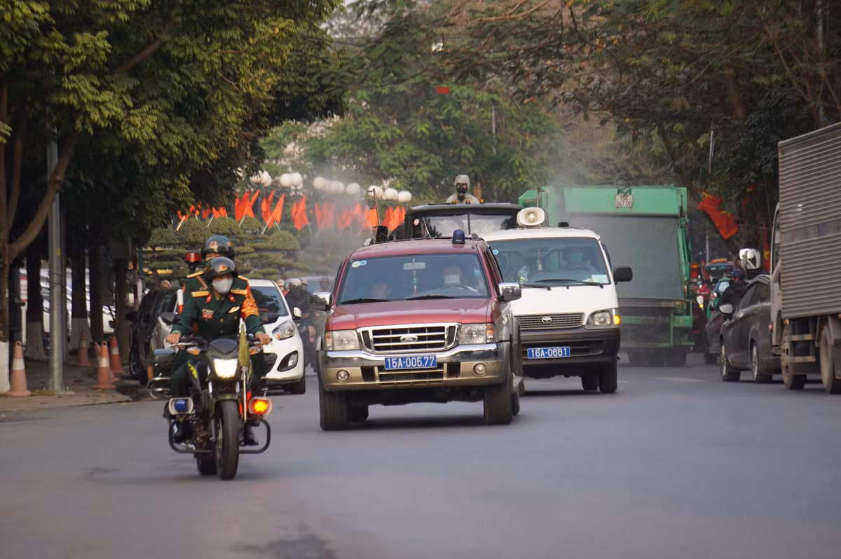 Lực lượng quân sự tham gia phân làn đường để xe phun hóa chất làm nhiệm vụ.