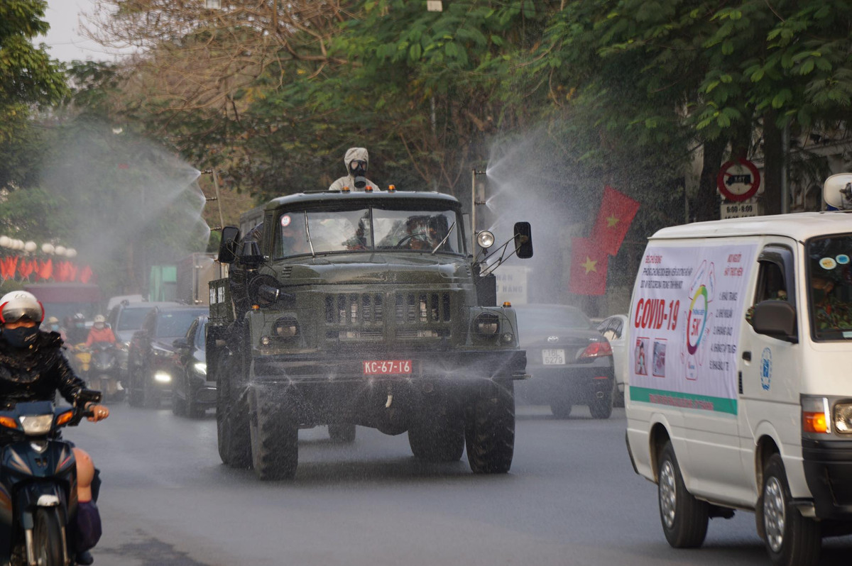 Xe chuyên dụng phun hóa chất khử khuẩn các con phố ở Hải Phòng.