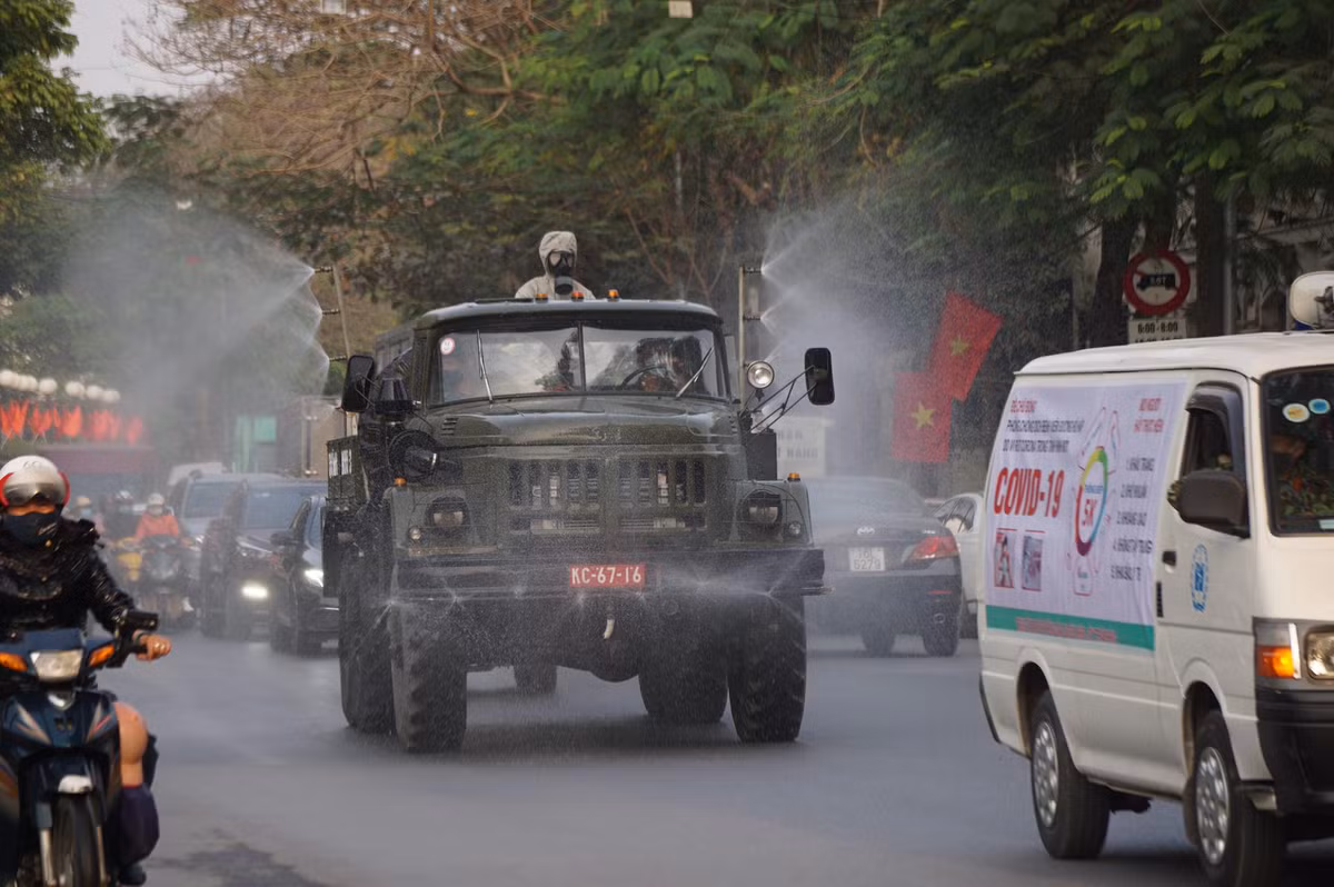 Xe chuyên dụng phun hóa chất khử khuẩn các con phố ở Hải Phòng.