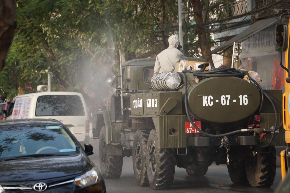 Công tác phun hóa chất khử khuẩn kéo dài 1,5 ngày. Cụ thể, chiều ngày 29/1, lực lượng chức năng sẽ phun khử trùng tại các tuyến phố, như: Lê Đại Hành, Nguyễn Tri Phương, Đinh Tiên Hoàng, Trần Hưng Đạo, Quang Trung, Nguyễn Đức Cảnh, Trần Phú - Đà Nẵng, Lê Lợi - Cầu Đất...