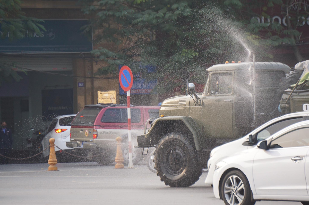 Trong đó việc phun hóa chất khử khuẩn trên các tuyến phố chính là một trong những giải pháp để phòng dịch.