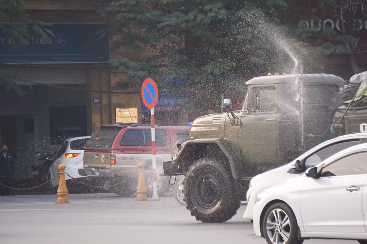 Trong đó việc phun hóa chất khử khuẩn trên các tuyến phố chính là một trong những giải pháp để phòng dịch.