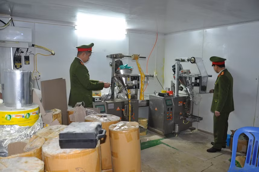 Qua khám xét, lực lượng chức năng phát hiện khoảng 27 nghìn vỏ hộp; 10 tấn bìa thùng cactong chưa qua sử dụng có in nhãn mác các loại sản phẩm khác nhau; khoảng 05 tấn nguyên liệu sữa bột, 01 tấn tem nhãn mác và trên 70 nghìn sản phẩm thành phẩm; Tại nơi sản xuất, phát hiện có nhiều nguyên vật liệu được nhập từ Trung Quốc, một số thùng chứa không đảm bảo vệ sinh môi trường. Ngoài ra lực lượng chức năng còn thu giữ 19 con dấu tròn liền mực mang tên 16 Công ty khác nhau và các chi nhánh; 14 dấu chức danh Giám đốc Công ty, Giám đốc chi nhánh Công ty và 02 dấu khắc nét chữ ký. 