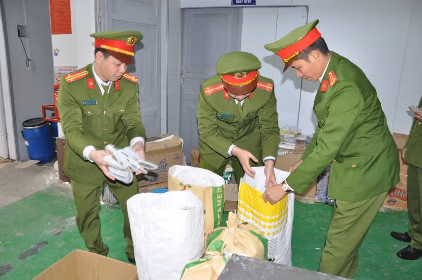 Trước đó, ngày 1/12/2020 Phòng Cảnh sát kinh tế phối hợp cùng các lực lượng chức năng tiến hành kiểm tra xe ô tô BKS: 34C – 273.69, qua kiểm tra phát hiện trên xe đang vận chuyển 15 thùng thực phẩm Pedia canxi nano loại 400g và 120 thùng thực phẩm Pedia canxi nano loại 900g do Công ty TNHH sản xuất và Thương mại quốc tế CIO sản xuất. Tại thời điểm kiểm tra lái xe không xuất trình được hóa đơn bán hàng. 