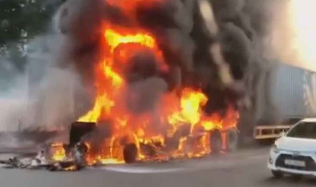 Container bat ngo boc chay du doi khi dang luu thong tren QL18