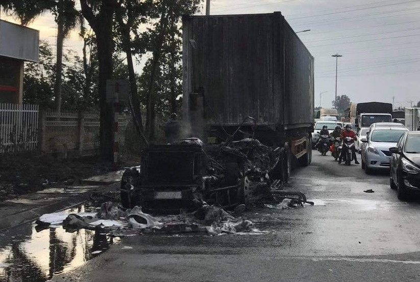 Container bat ngo boc chay du doi khi dang luu thong tren QL18-Hinh-3