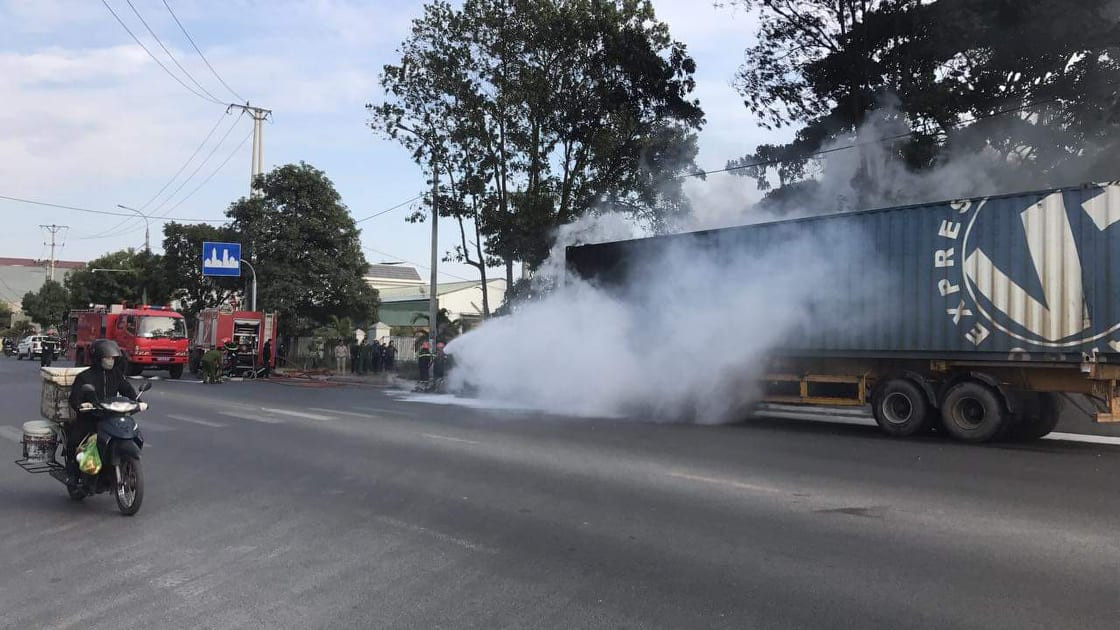 Container bat ngo boc chay du doi khi dang luu thong tren QL18-Hinh-2