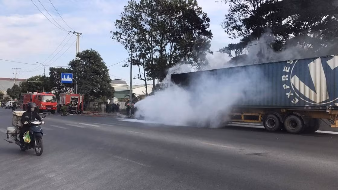 Container bat ngo boc chay du doi khi dang luu thong tren QL18-Hinh-2
