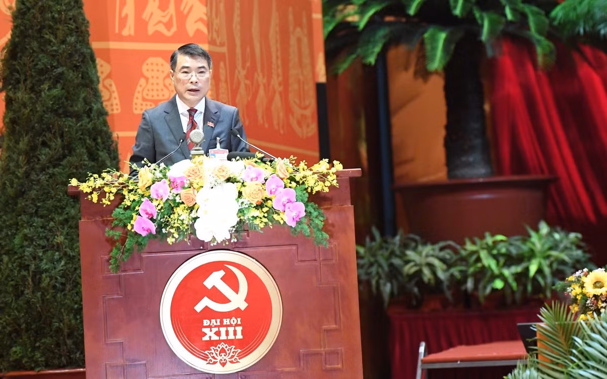 Ông Lê Minh Hưng - Ủy viên Trung ương Đảng, Chánh Văn phòng Trung ương Đảng trình bày dự thảo chương trình làm việc để Đại hội xem xét, thông qua.