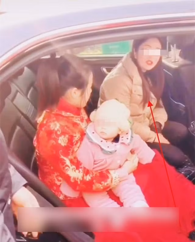 Co dau quyet khong chiu xuong xe hoa mac nha trai cau xin-Hinh-2