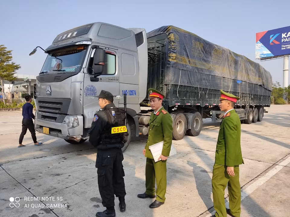 Khoảng 13h ngày 13/1, Phòng Cảnh sát kinh tế phát hiện một số đối tượng có hành vi buôn bán, vận chuyển hàng nhập lậu với số lượng lớn từ Cửa khẩu Hoành Mô, huyện Bình Liêu (Quảng Ninh) về TP Hà Nội tiêu thụ. Trên đường vận chuyển, các phương tiện dừng nghỉ tại Trạm dịch vụ V52 Hải Dương (Km 52, đường ô tô cao tốc Hà Nội-Hải Phòng thuộc địa phận huyện Gia Lộc). 