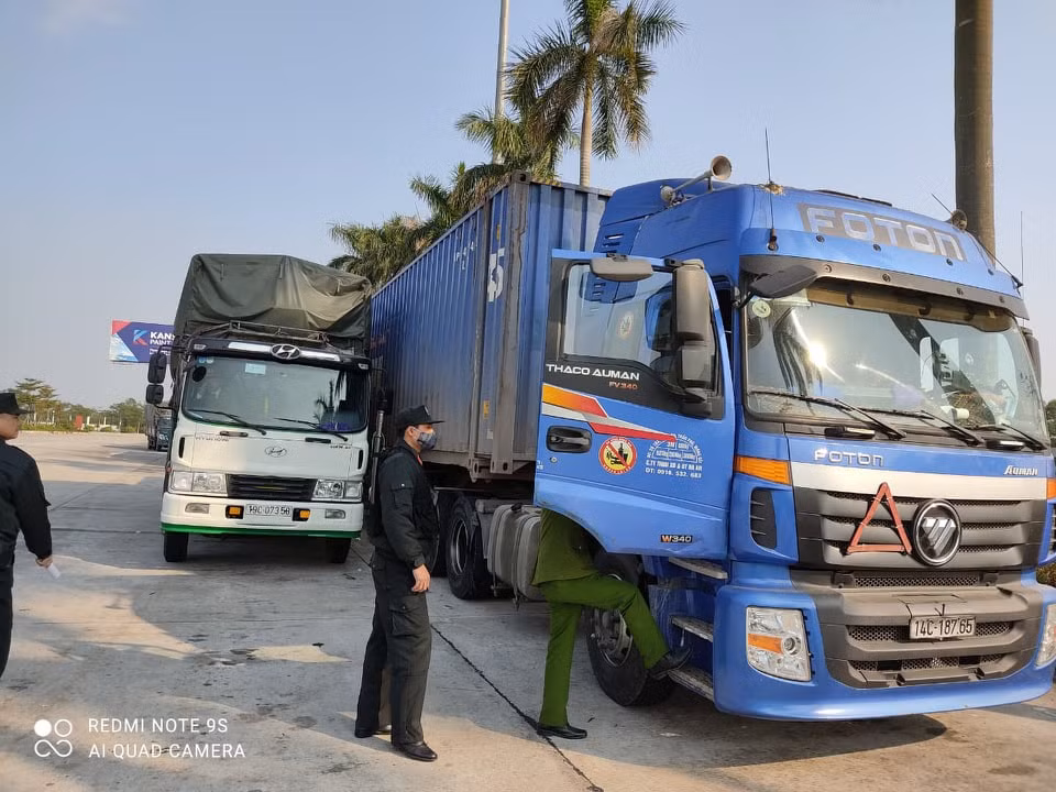 Các mặt hàng chủ yếu là giày dép, quần áo, hàng tiêu dùng các loại... 