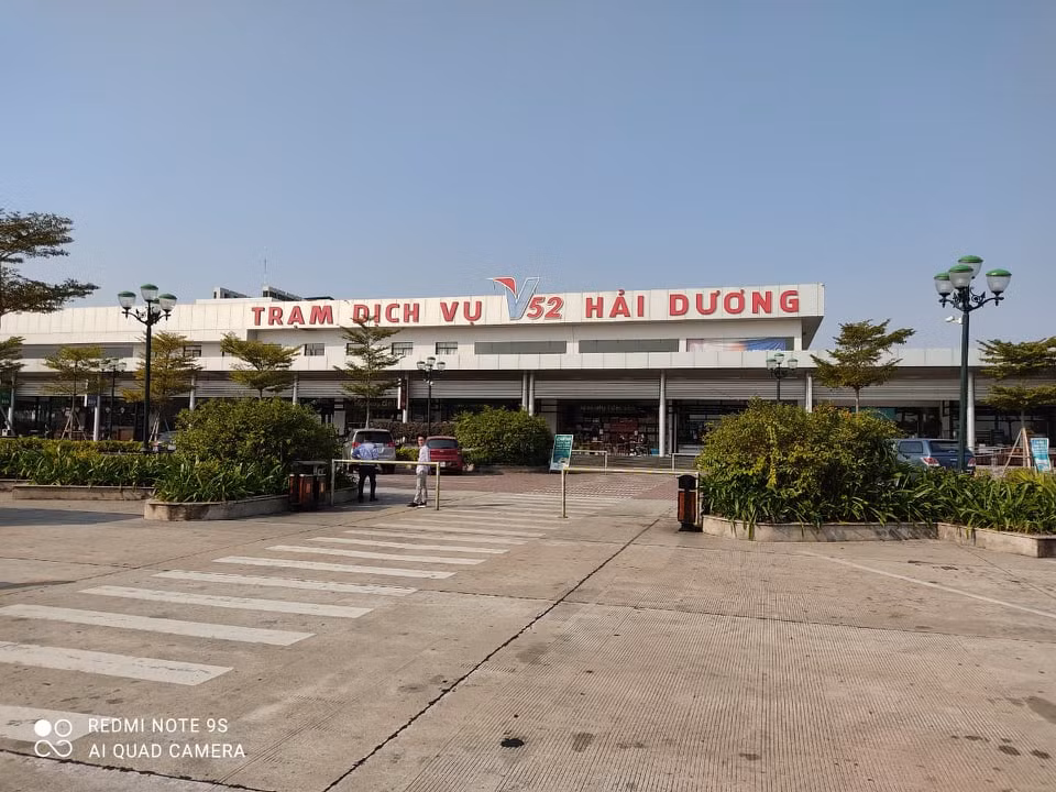 Thông tin ban đầu vụ việc, khoảng 13h ngày 13/1, tại Trạm dịch vụ V52 Hải Dương (Km 52, cao tốc Hà Nội - Hải Phòng thuộc địa phận huyện Gia Lộc, tỉnh Hải Dương), Phòng Cảnh sát kinh tế - Công an tỉnh Hải Dương bắt giữ 9 xe chở container và 5 xe tải nghi vận chuyển khoảng 300 tấn hàng lậu. 