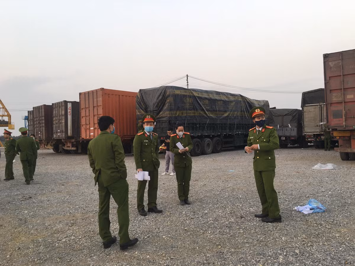 Các xe được đưa về Cảng Hoàng Anh và dự kiến, việc phân loại kiểm đếm hàng hóa mất khoảng 10 ngày.