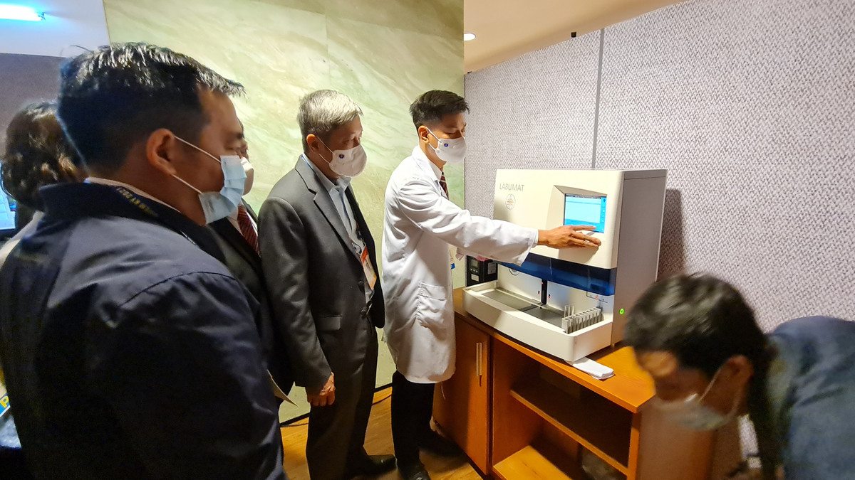 Tại buổi giao ban nhanh với các tổ công tác y tế sáng 25/1, Thứ trưởng Nguyễn Trường Sơn nhấn mạnh: “Trong thời gian diễn ra Đại hội XIII của Đảng sẽ thường trực tại đây để nắm tình hình. Mỗi buổi sáng các bộ phận tập trung đầy đủ số liệu ngày hôm trước gồm 3 khâu: Khám chữa bệnh; dịch tễ giám sát dịch và an toàn thực phẩm. Mọi hoạt động phải có báo cáo nhanh, cập nhật liên tục để phục vụ Đại hội một cách tốt nhất”.