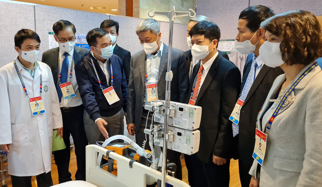 Sáng nay, 25/1, Đại hội đại biểu toàn quốc lần thứ XIII của Đảng tiến hành họp phiên trù bị tại hội trường lớn, Trung tâm Hội nghị quốc gia Mỹ Đình. Để phục vụ cho công tác y tế tại Đại hội, ngay từ sáng, PGS.TS Nguyễn Trường Sơn, Thứ trưởng Bộ Y tế đã có mặt tại Trung tâm Hội nghị Quốc gia (Hà Nội) để kiểm tra hoạt động y tế tại phòng ICU (Phòng Chăm sóc đặc biệt) Bạch Mai phục vụ Đại hội XIII của Đảng.