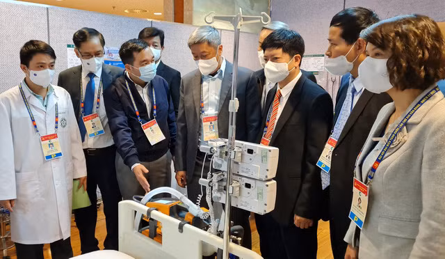 Sáng nay, 25/1, Đại hội đại biểu toàn quốc lần thứ XIII của Đảng tiến hành họp phiên trù bị tại hội trường lớn, Trung tâm Hội nghị quốc gia Mỹ Đình. Để phục vụ cho công tác y tế tại Đại hội, ngay từ sáng, PGS.TS Nguyễn Trường Sơn, Thứ trưởng Bộ Y tế đã có mặt tại Trung tâm Hội nghị Quốc gia (Hà Nội) để kiểm tra hoạt động y tế tại phòng ICU (Phòng Chăm sóc đặc biệt) Bạch Mai phục vụ Đại hội XIII của Đảng.