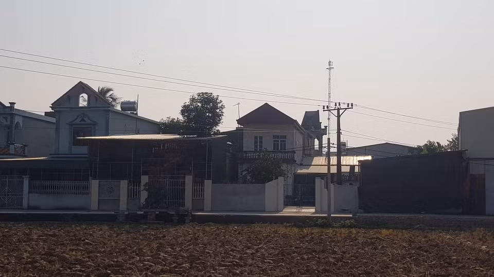 Duong dien 35kv sat nhieu nha dan: Dung “mat bo moi lo lam chuong“?-Hinh-6