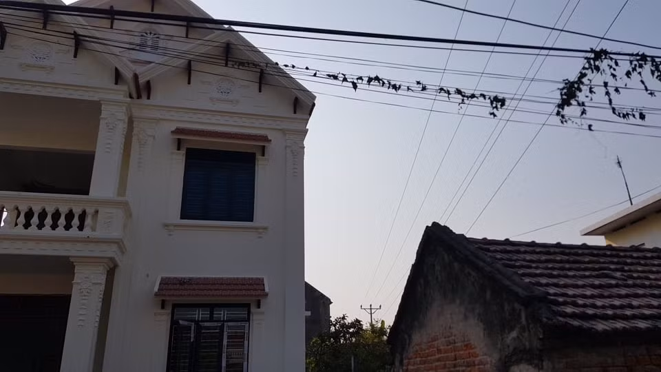 Duong dien 35kv sat nhieu nha dan: Dung “mat bo moi lo lam chuong“?-Hinh-3