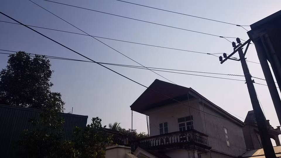 Duong dien 35kv sat nhieu nha dan: Dung “mat bo moi lo lam chuong“?-Hinh-5