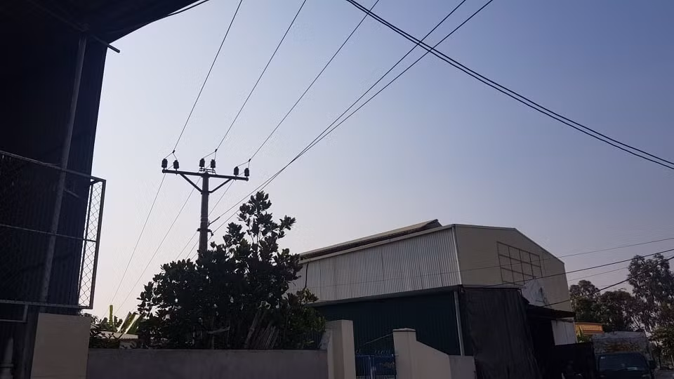 Duong dien 35kv sat nhieu nha dan: Dung “mat bo moi lo lam chuong“?-Hinh-8