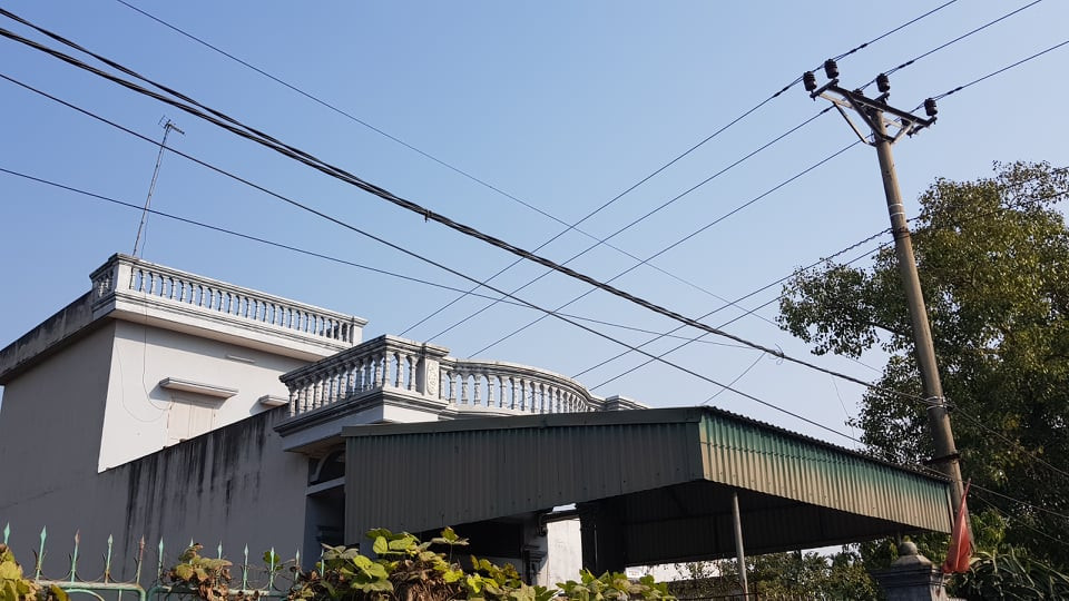 Duong dien 35kv sat nhieu nha dan: Dung “mat bo moi lo lam chuong“?-Hinh-7