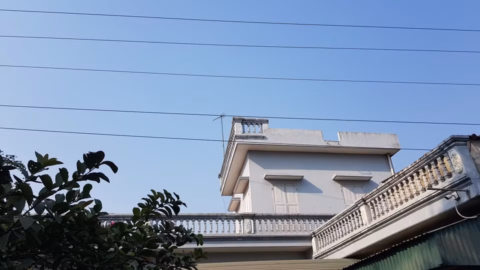 Duong dien 35kv sat nhieu nha dan: Dung “mat bo moi lo lam chuong“?-Hinh-2