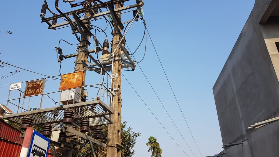 Duong dien 35kv sat nhieu nha dan: Dung “mat bo moi lo lam chuong“?
