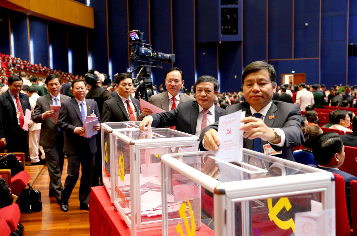 Trong đó, đặc biệt coi trọng chất lượng, hiệu quả; bảo đảm phù hợp về cơ cấu theo địa bàn, lĩnh vực công tác, độ tuổi, giới tính, dân tộc..., nhưng không vì cơ cấu mà hạ thấp tiêu chuẩn. Kiên quyết không để lọt những người không bảo đảm tiêu chuẩn, điều kiện, không xứng đáng vào Ban Chấp hành Trung ương nhưng cũng không bỏ sót những người thật sự có đức, có tài, có uy tín trong Đảng và trong Nhân dân.