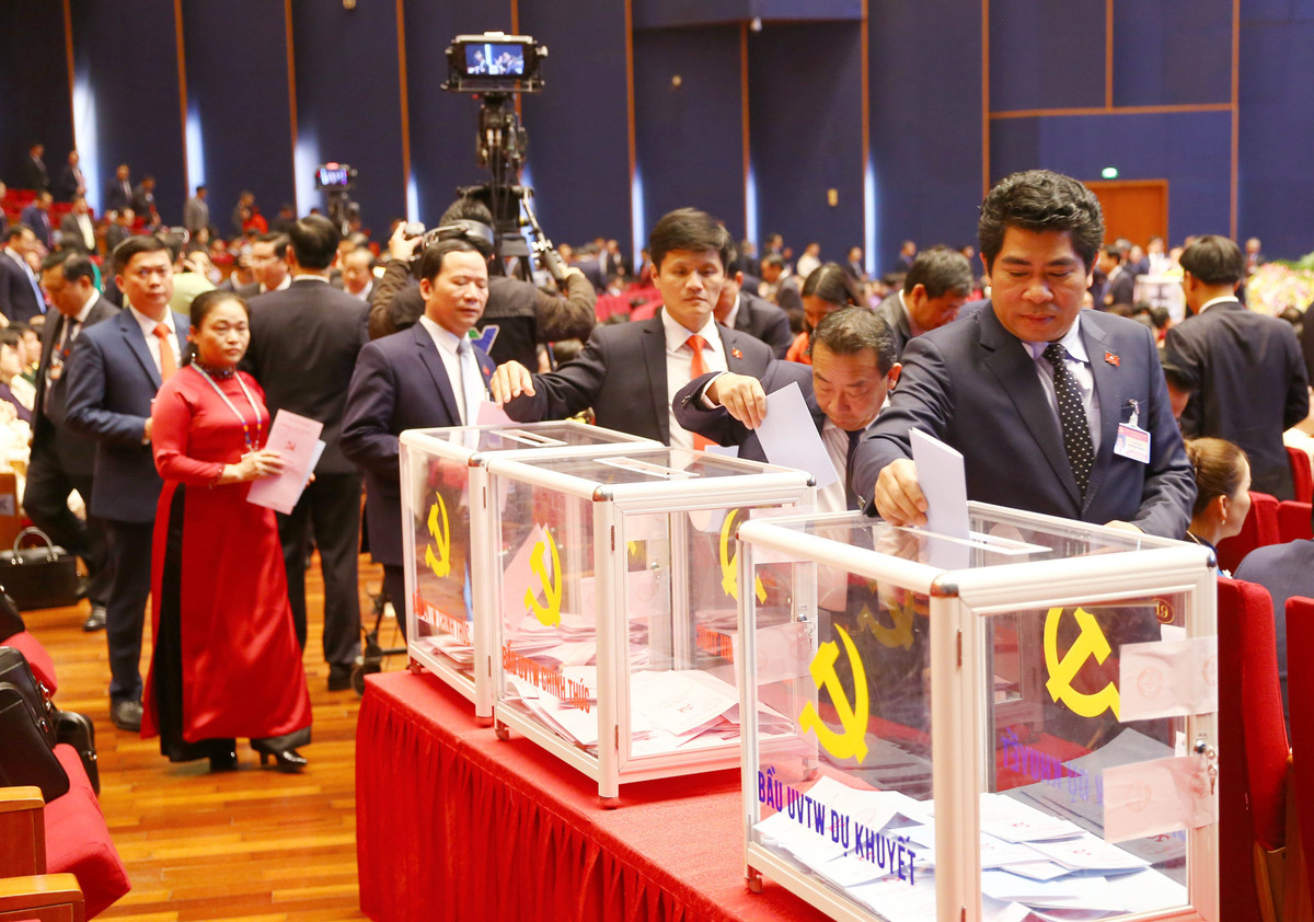 Ban Kiểm phiếu tiến hành kiểm phiếu bầu cử Ban Chấp hành Trung ương Đảng khoá XIII. Sau khi hoàn thành công tác kiểm phiếu, sẽ thông báo danh sách Ban Chấp hành Trung ương Đảng khoá XIII (cả chính thức và dự khuyết).