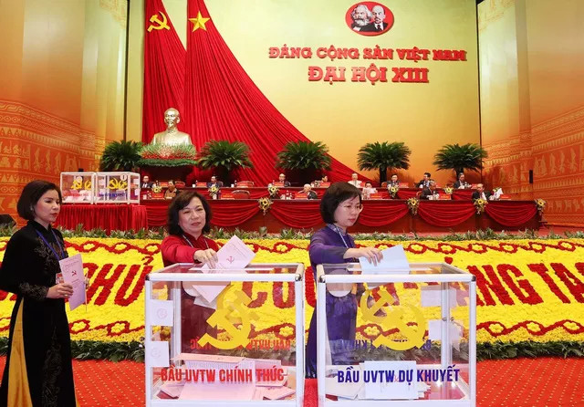 Hình ảnh các đại biểu tiến hành bỏ phiếu.