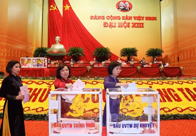 Hình ảnh các đại biểu tiến hành bỏ phiếu.