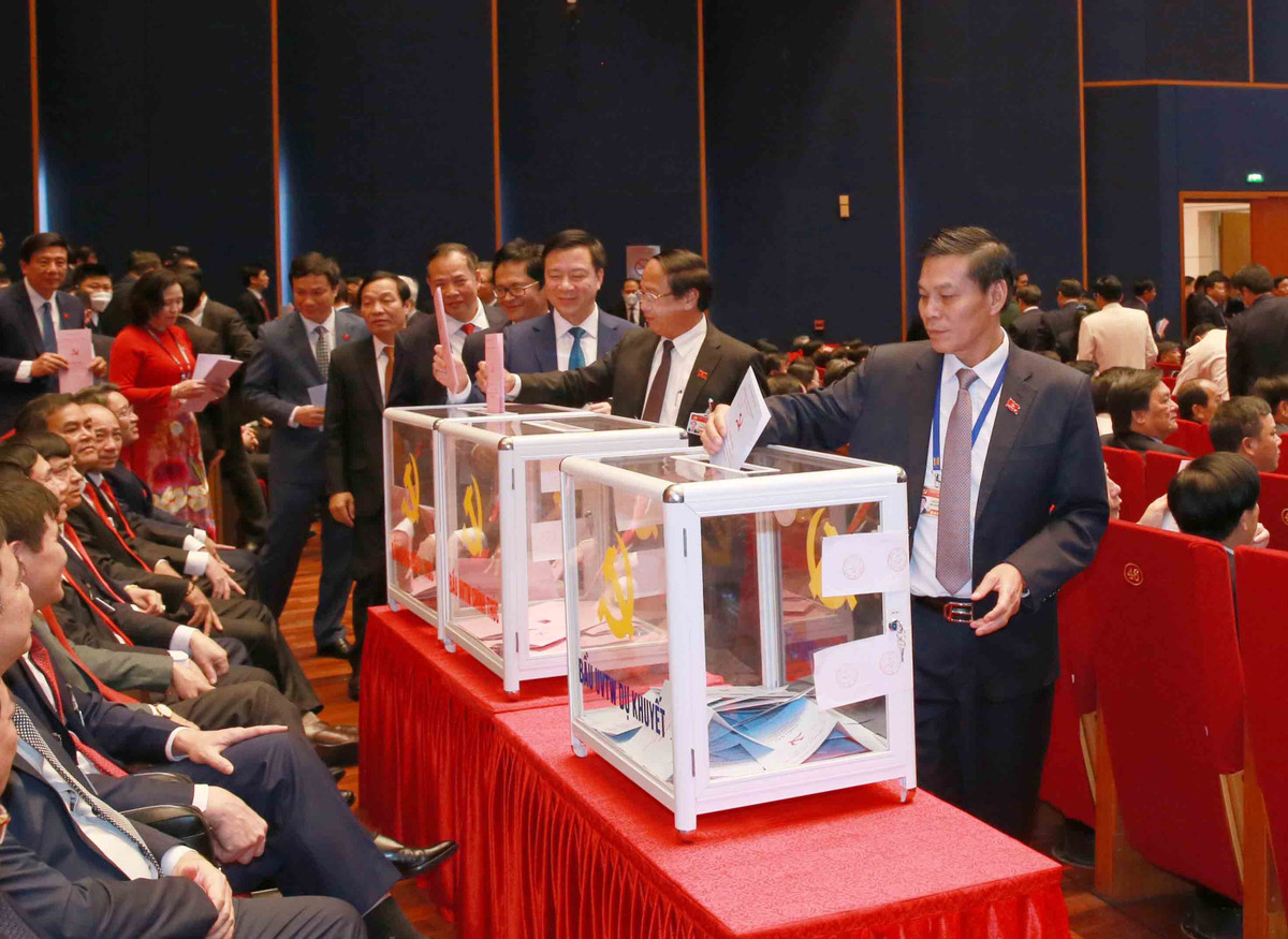 Tại họp báo trước Đại hội, Phó trưởng Ban Tổ chức Trung ương Mai Văn Chính cho biết, các Ủy viên Trung ương khóa XIII được cơ cấu đảm bảo 3 độ tuổi: dưới 50, từ 50-60, từ 61 tuổi trở lên. Trong đó, số Ủy viên Trung ương phấn đấu dưới 50 tuổi khoảng 15-20%; từ 50 - 60 khoảng 70%; 61 tuổi trở lên trên dưới 10%; cán bộ trẻ khoảng trên 10%, nữ khoảng 12%.