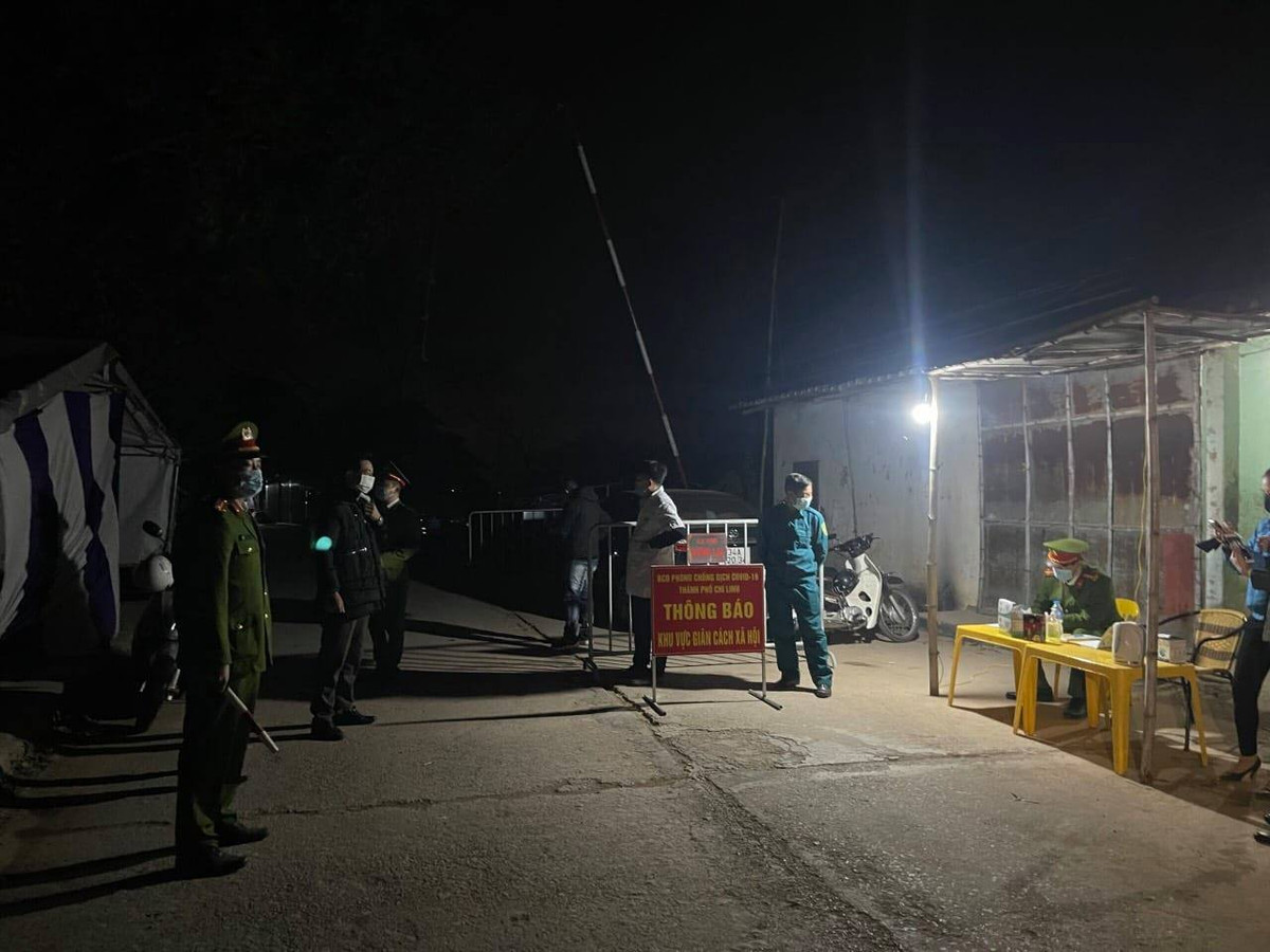 Thành phố đang được thực hiện giãn cách xã hội toàn bộ thành phố theo nguyên tắc cách ly gia đình với gia đình, thôn với thôn, xã với xã, phường với phường... Mọi người dân chỉ ra khỏi nhà khi thật cần thiết, dừng hoạt động trường học, công cộng, cơ vui chơi, giải trí, tập trung đông người, hoạt động kinh doanh dịch vụ không thiết yếu. 