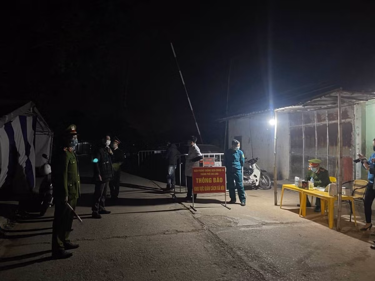 Thành phố đang được thực hiện giãn cách xã hội toàn bộ thành phố theo nguyên tắc cách ly gia đình với gia đình, thôn với thôn, xã với xã, phường với phường... Mọi người dân chỉ ra khỏi nhà khi thật cần thiết, dừng hoạt động trường học, công cộng, cơ vui chơi, giải trí, tập trung đông người, hoạt động kinh doanh dịch vụ không thiết yếu. 