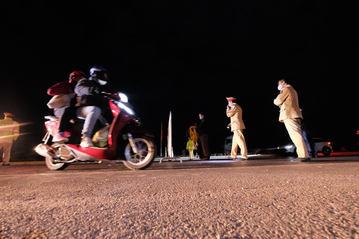 Ngày 28/1, lực lượng chức năng đã lập thêm nhiều chốt kiểm dịch tại TP Chí Linh, hoạt động 24/24h để kiểm soát người ra vào. 