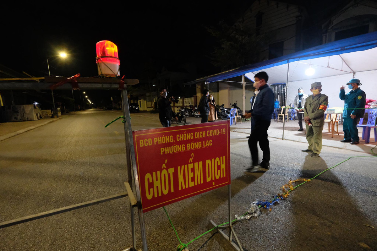 Chốt kiểm soát dịch bệnh tại phường Đồng Lạc với nhiều lực lượng, hoạt động xuyên đêm đến ngày.